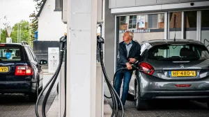 هولندا :     فجوة وقودية غير مسبوقة … 50 يورو توفير يدفع السائقين إلى “الهجرة” نحو بلجيكا