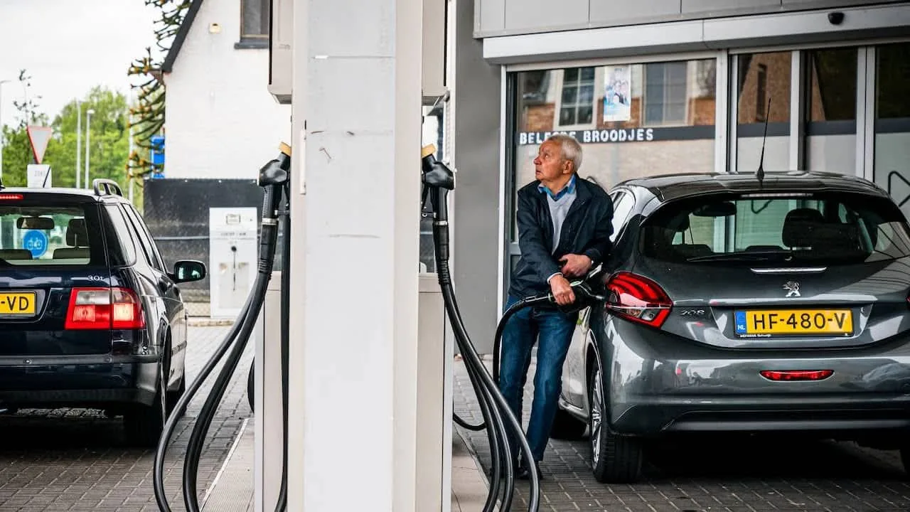 هولندا :     فجوة وقودية غير مسبوقة … 50 يورو توفير يدفع السائقين إلى “الهجرة” نحو بلجيكا