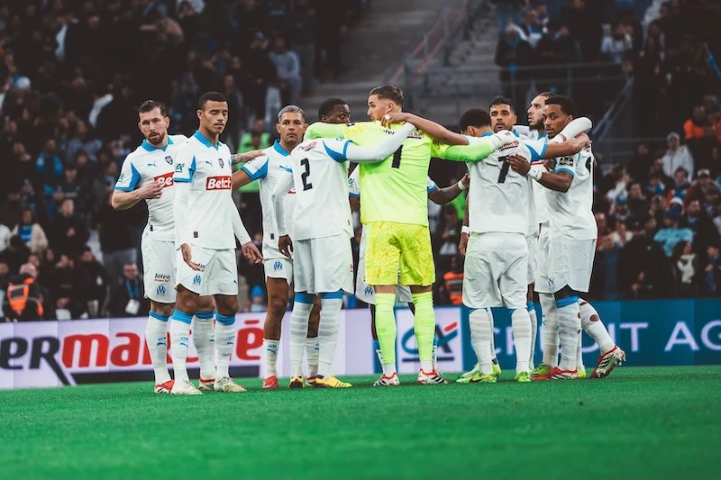 تصميم خريطة مبتورة في قمصان مارسيليا يفجر موجة استياء واسعة بالمغرب