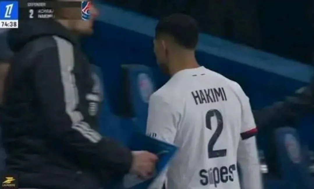 أشرف حكيمي يواصل الأخطاء … بطاقة حمراء تبعده عن مباراة ستراسبورغ وتثير القلق في باريس