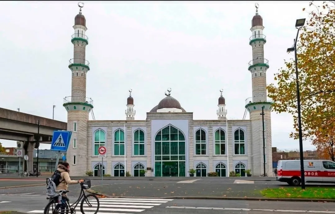 هولندا :     بلديات تجسست على المساجد !!