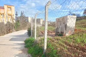 الحسيمة :     جماعة لوطا … بناء سياج على شكل حدود بين بلدين يعرقل مشروعاً طرقياً والساكنة تناشد السلطات التدخل