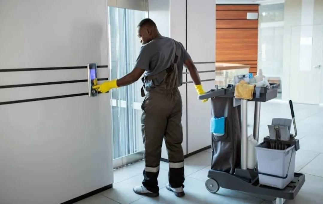 هولندا :       فضيحة تهزّ الرأي العام … عمّال تنظيف يُستغلّون مقابل “بقايا الطعام” بدل الأجور