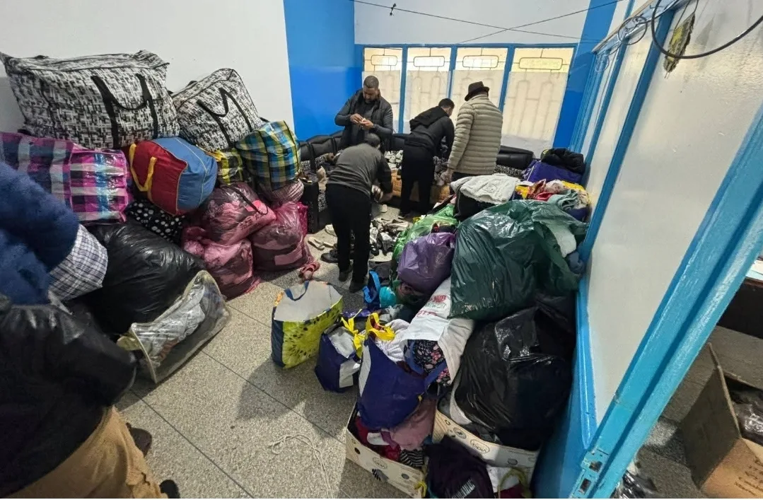 الحسيمة .. مبادرات تضامنية لمواجهة البرد القارس والفيضانات تحت المجهر بعد شبهات توظيف مشبوه للعمل الخيري