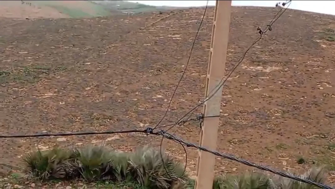 وجدة :        أسلاك كهربائية تتصيد الأرواح ملقاة منذ 10 أيام على الأرض بجماعة بني خالد !