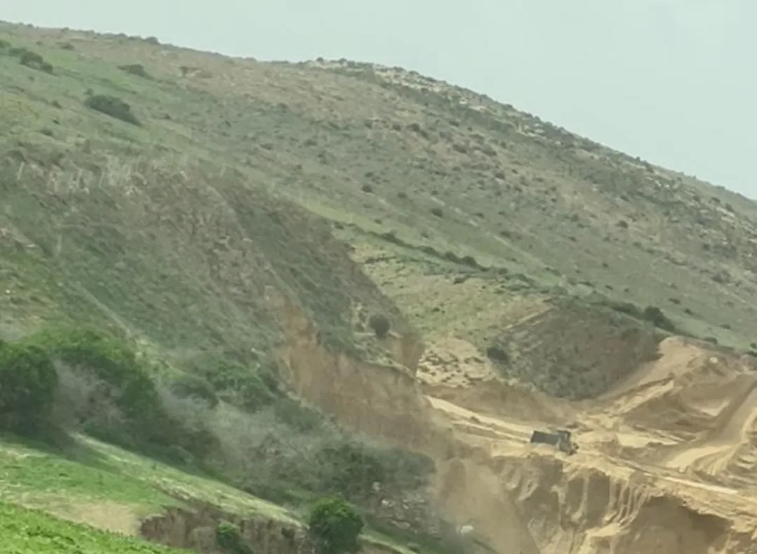 الناظور :    بين الاستثمار وشبهات المخدرات … مقلع غامض يفتح أبواب السخرية والجدل بجماعة أولاد داوود الزخانين