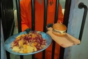 مليلية وسبتة :      حكومة إسبانيا تُطبّق «الهلال الحلال» في السجون وتغضب اليمين المتطرف !