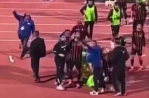 الجمهور المصري المتخلف والشرطة يعتديان على لاعبي ومشجعي الجيش الملكي في القاهرة