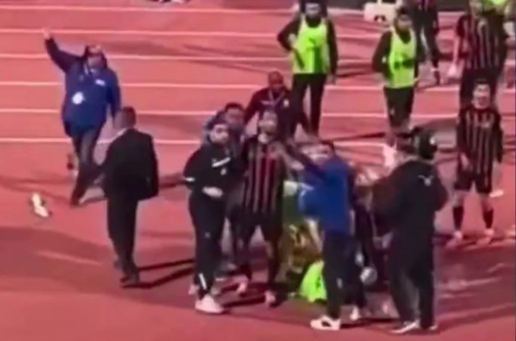 الجمهور المصري المتخلف والشرطة يعتديان على لاعبي ومشجعي الجيش الملكي في القاهرة