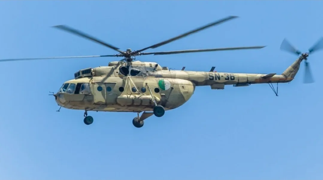 طائرة عسكرية جزائرية تحلق بجانب الحدود مع المغرب