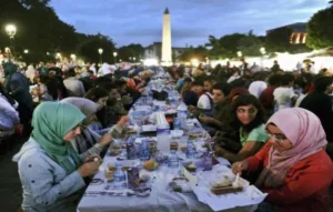 مسلمو فرنسا بين الهلال والانقسام … تبعية مؤسساتية تضيع روح رمضان