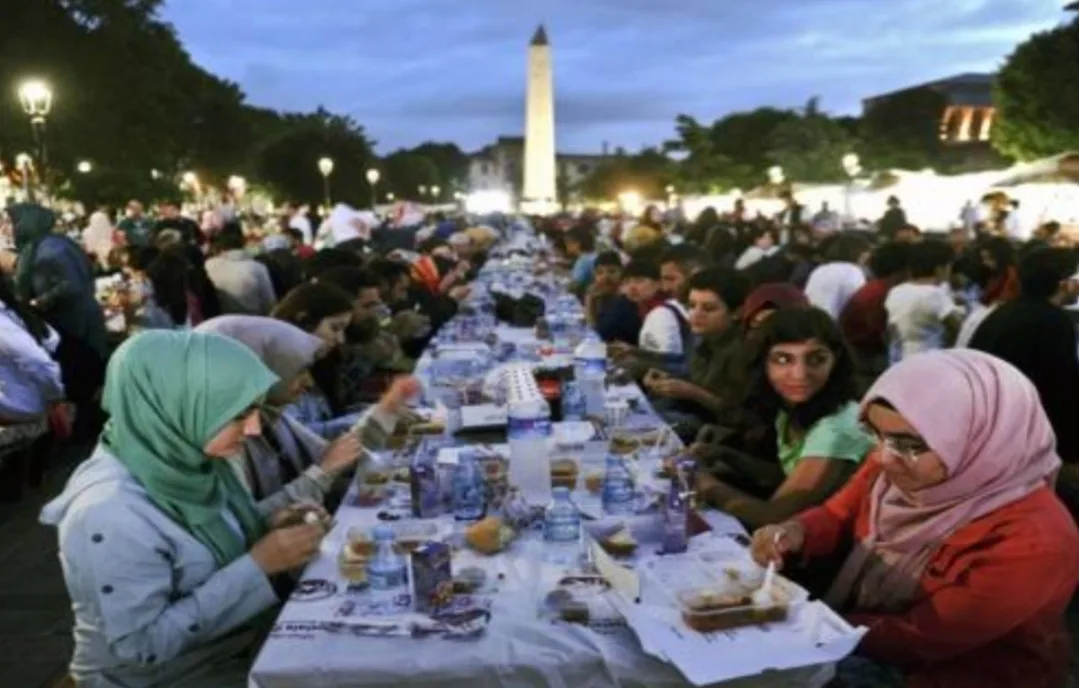 مسلمو فرنسا بين الهلال والانقسام … تبعية مؤسساتية تضيع روح رمضان