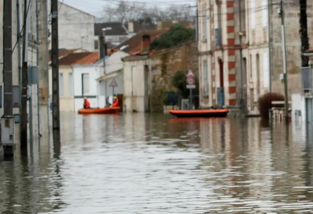 متذ 1959 لم تسجل مثيلتها … فرنسا تحت أمطار قياسية وفيضانات مقلقة بعد 35 يوماً متواصلة