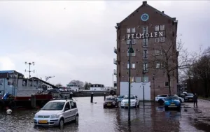 هولندا تحت وطأة المدّ البحري … المياه تقتحم شوارع روتردام وتدق ناقوس الخطر