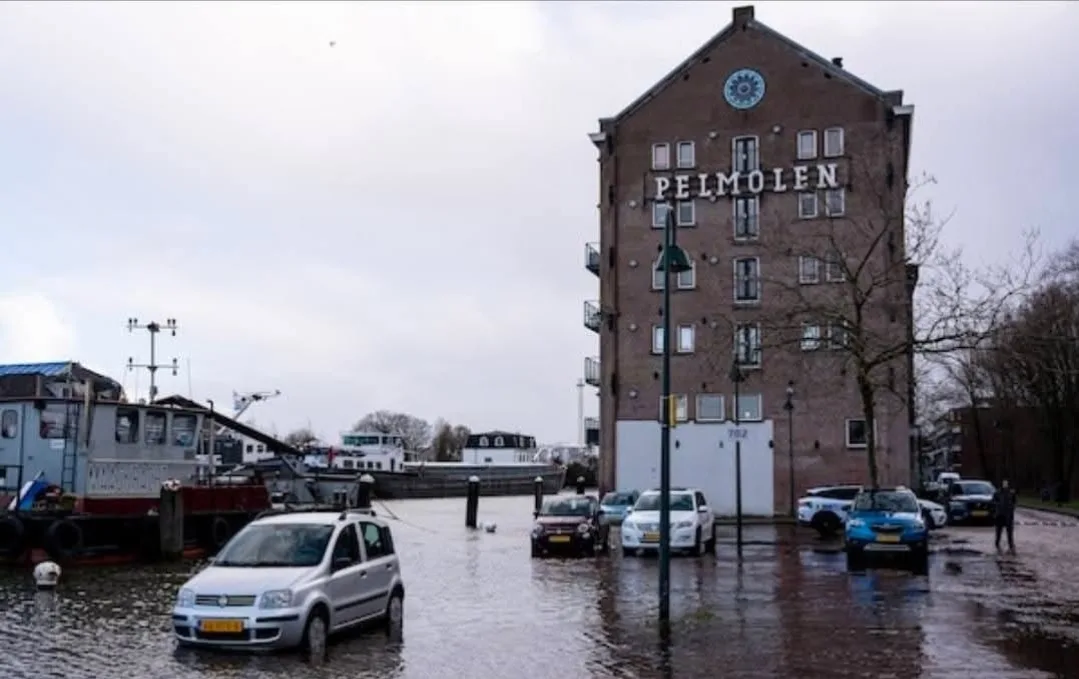 هولندا تحت وطأة المدّ البحري … المياه تقتحم شوارع روتردام وتدق ناقوس الخطر