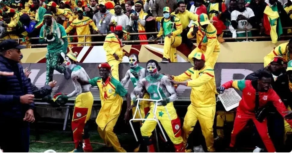 عقوبة خفبفة :    حبس من 3 أشهر إلى سنة لمشجعي السنغال بعد شغب نهائي أمم إفريقيا بالمغرب