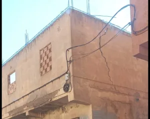 وجدة — جماعة بني درار :      بناية آيلة للسقوط تهدد سلامة المواطنين والسلطات غائبة !