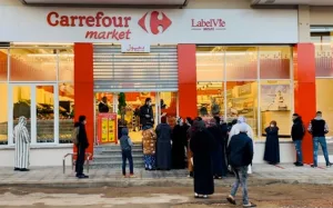 الناظور:     فوضى وسط أهم شوارع المدينة لسوق كارفور … والسكان يتساءلون عن دور السلطات !