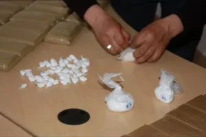 إمزورن :     إلقاء القبض على تاجر مخدرات خلال إلقائه كمية كوكايين ببوابة دكان