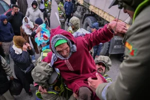 خطة تدريجية لعودة آمنة لسكان المناطق المتضررة من الفيضانات بعد تحسن الأحوال الجوية