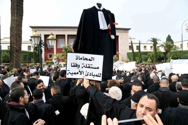 المحامون يحتجون أمام البرلمان رفضا لمشروع قانون المهنة ويصعّدون في وجه وزير العدل