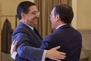 ألباريس يواجه الحزب الشعبي باتهامات “الازدواجية” في ملف الصحراء ويجدد تمسك مدريد بمبادرة الحكم الذاتي