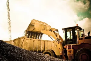 مهنيو نقل البضائع يدقون ناقوس الخطر: مطالب بتفعيل قانون المقالع والتحقيق في “بطائق مهنية” خارج الإطار القانوني