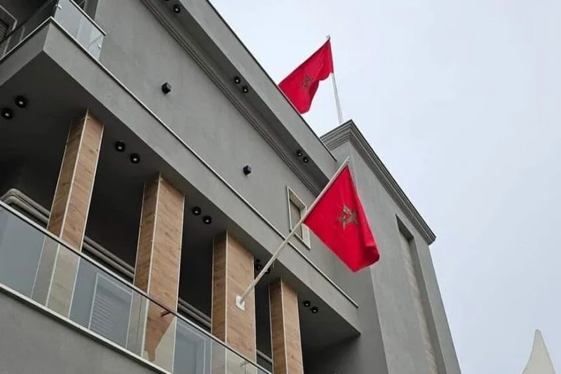 قنصلية المغرب في طرابلس تحذّر الجالية من الوسطاء وتؤكد: الخدمات تُنجز حصراً داخل المقر ووفق المساطر القانونية