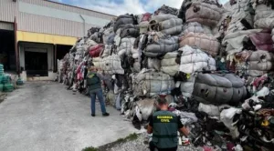 إسبانيا: التحقيق مع أربعة أشخاص بسبب إدخال أكثر من ألفي طن من النفايات النسيجية غير القانونية من المغرب