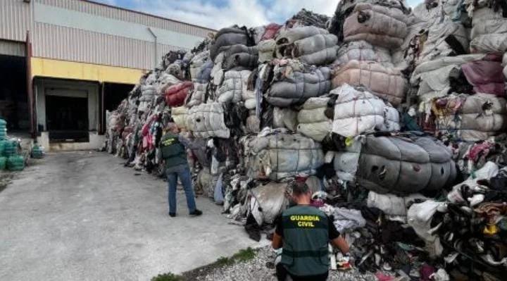 إسبانيا: التحقيق مع أربعة أشخاص بسبب إدخال أكثر من ألفي طن من النفايات النسيجية غير القانونية من المغرب