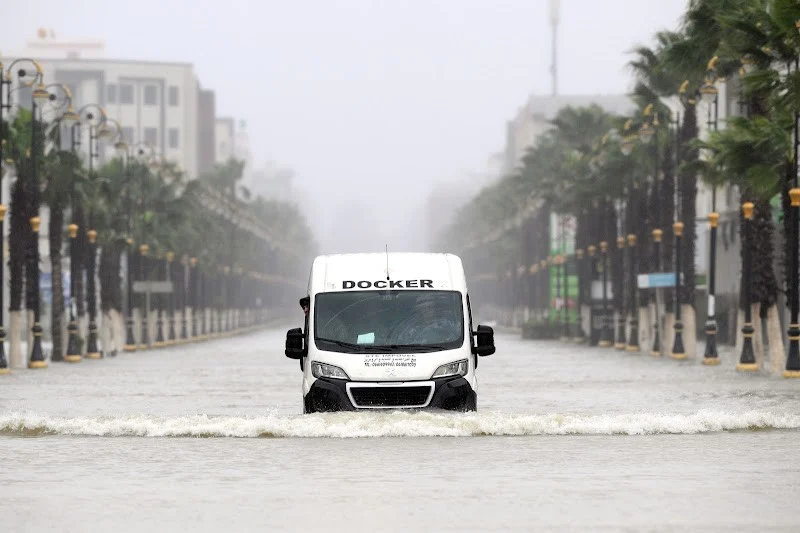 القصر الكبير تحت حصار المياه .. منسوب اللوكوس يرتفع والسد يفرّغ حمولة قياسية والمدينة تقترب من الإنجراف