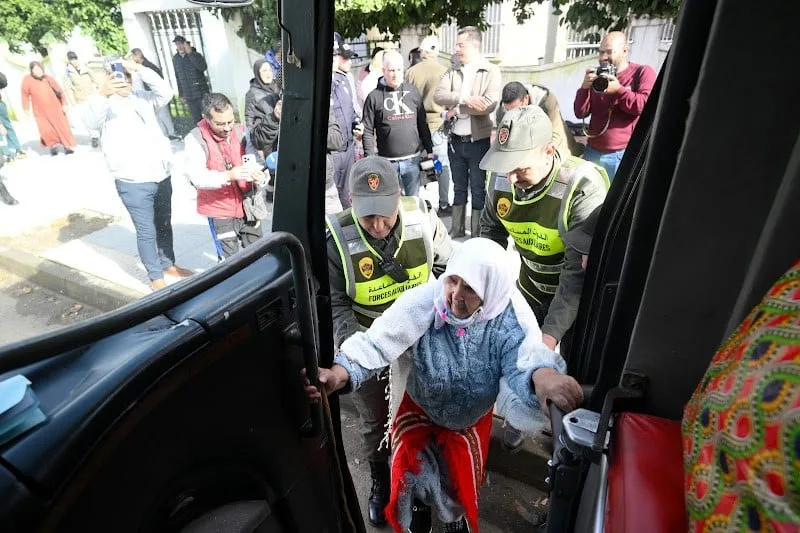 إجلاء جماعي من القصر الكبير مع اقتراب الفيضانات ودعوات عاجلة لفتح مراكز الإيواء لتخفيف معاناة الأسر المرحلة