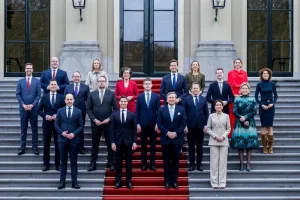 أصغر رئيس وزراء في تاريخ هولندا يقود حكومة أقلية وسط تحديات سياسية وجيوسياسية