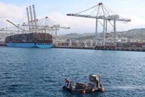 رياح عاتية وأمواج مرتفعة توقف الملاحة بميناء طنجة المتوسط احترازاً لحماية السفن والمسافرين