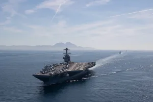 واشنطن تعزز حضورها البحري في الشرق الأوسط بإرسال أكبر حاملة طائرات وسط تصاعد الضغوط على إيران