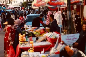 احتلال الملك العمومي في رمضان يربك أحياء الدار البيضاء ويعيد النقاش حول تنظيم الباعة الجائلين