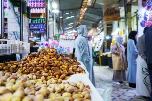 التجار يستعدون لرقابة رمضان وسط دعوات لاحترام القانون وتحفظات على “التشهير المصوَّر”