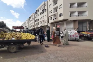 فوضى الباعة الجائلين تعود بقوة إلى أحياء الدار البيضاء وأسواق القرب خارج الخدمة رغم كلفة التأهيل