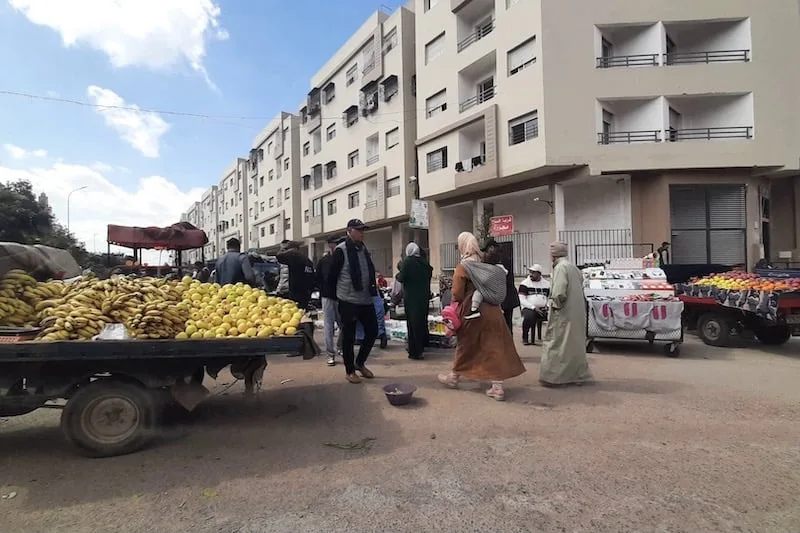 فوضى الباعة الجائلين تعود بقوة إلى أحياء الدار البيضاء وأسواق القرب خارج الخدمة رغم كلفة التأهيل