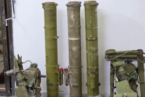 سوريا/ عملية أمنية محكمة في الميادين تُفشل تهريب صواريخ مضادة للدروع وتضبط ترسانة أسلحة