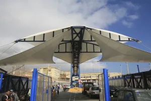 مصادرة “الشباكية” والزيتون تعيد الجدل حول قواعد العبور بمعبر تراخال في سبتة