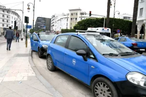 أزمة سيارات الأجرة تعيد طرح سؤال إصلاح النقل الحضري وتحرير السوق في المدن الكبرى