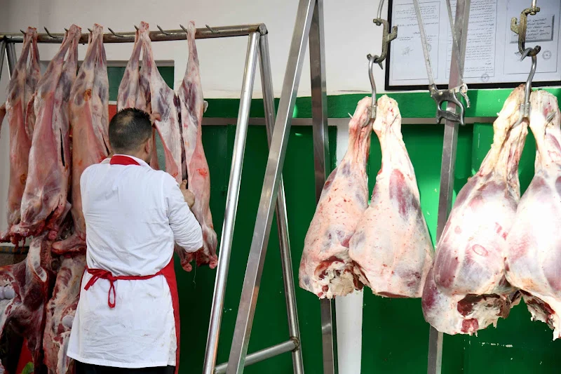 وفرة اللحوم الحمراء تطمئن الأسواق مع بداية رمضان وترقب استقرار الأسعار