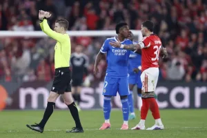 فينيسيوس يتهم لاعب بنفيكا بالعنصرية ويشعل ليلة أوروبية متوترة في لشبونة