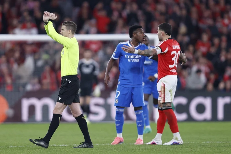 فينيسيوس يتهم لاعب بنفيكا بالعنصرية ويشعل ليلة أوروبية متوترة في لشبونة