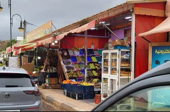 الحسيمة :     احتلال كلي للأرصفة في جماعة بني بوعياش وصمت السلطة يثير الريبة