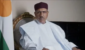 البرلمان الأوروبي يطالب بالإفراج الفوري عن رئيس النيجر المخلوع محمد بازوم