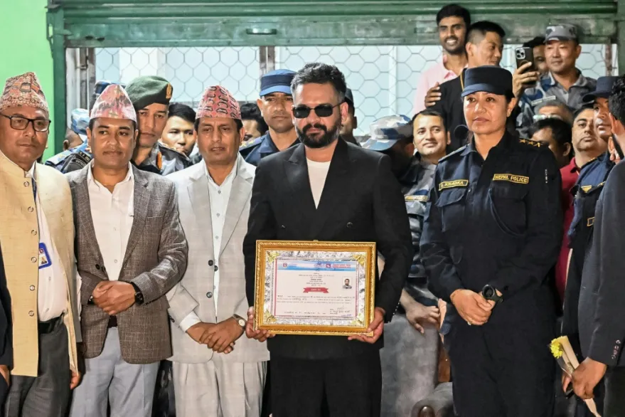 مغنّي راب يهزم رئيس وزراء سابق ويقلب موازين السياسة في نيبال