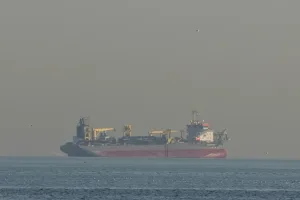 إيران تهدد بوقف تصدير نفط المنطقة لحلفاء واشنطن وتربط الملاحة في هرمز بمواقف الدول