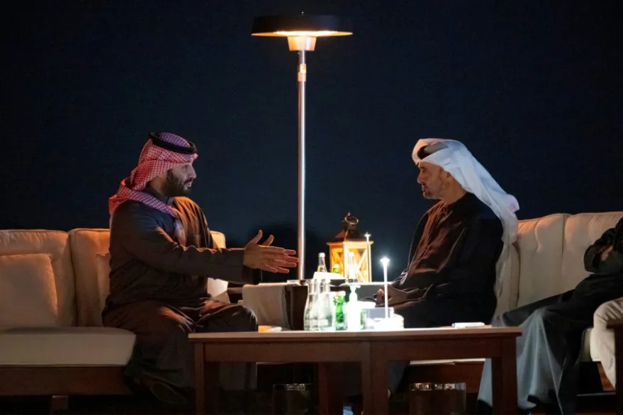 اتصال إماراتي سعودي يدعو إلى وقف التصعيد العسكري ويستنكر الهجمات الإيرانية على الخليج